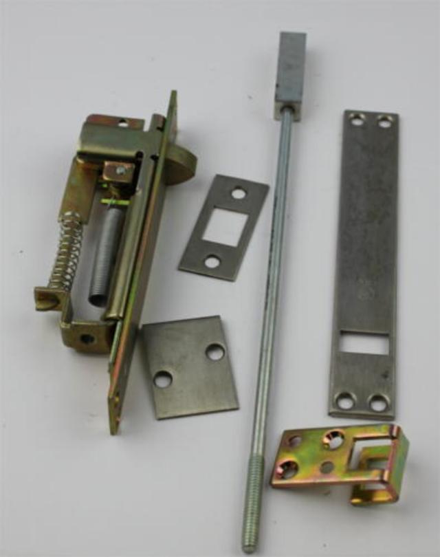 Automatic bolt for fire doors