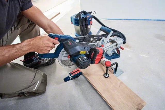 Bosch Akku-Gehrungssäge GCM18V-216 Solo mit Verlängerung